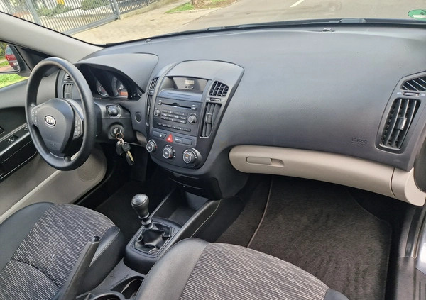 Kia Ceed cena 16900 przebieg: 220000, rok produkcji 2009 z Pionki małe 121